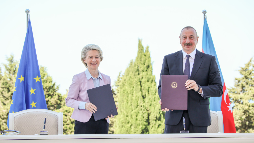 Ilham Aliyev, on the right, and Ursula von der Leyen, with the new Memorandum of Understanding on a Strategic Partnership in the Field of Energy