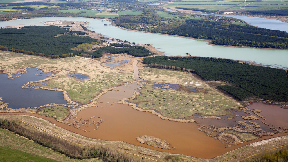 Wo die Braunkohle-Förderung beendet ist, bleiben riesige Krater zurück. Diese werden meist mit Wasser gefüllt oder entwickeln sich durch Grundwasseranstieg und Niederschlag selbständig zu Seen.